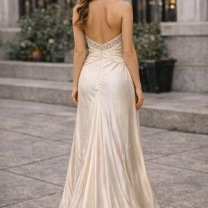 Ivory Halter Formal Gown Beaded Neckline Elegant Evening Dress Size 4 100% Silk
